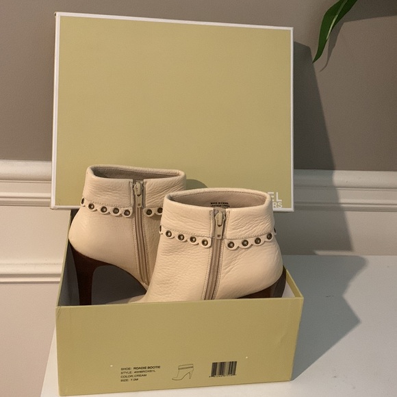 Michae Kors Woman’s Roadie Cream Bootie Size 7 - Picture 12 of 14